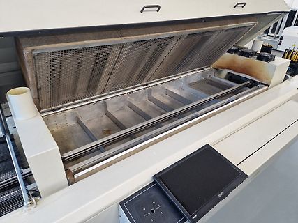 Geöffnetes Gehäuse eines Industrie- oder Laborgeräts