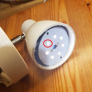 Geöffnetes LED-Leuchtmittel mit defekter Platine