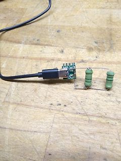 USB-Stecker mit zwei parallel geschalteten Widerständen