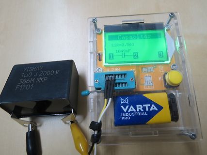 ESR-Messgerät mit Vishay Kondensator und Varta Batterie