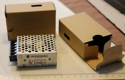 Schaltnetzteil und Kartonverpackung