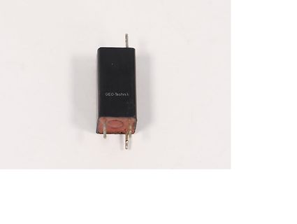Schwarzes elektronisches Bauteil mit Anschlüssen