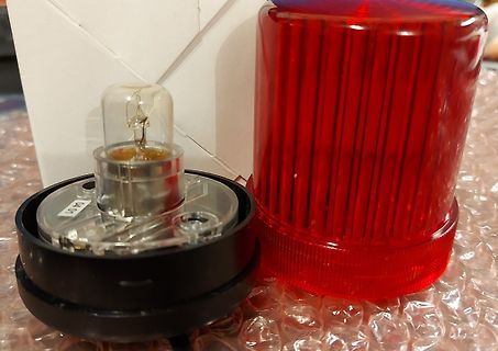 Glühlampe und rote Warnleuchte