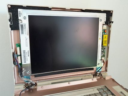 Offenes Laptop-Display mit Toshiba-Panel
