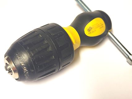 Schraubendreher mit gelbem Griff