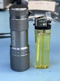 Taschenlampe und Feuerzeug zum Größenvergleich