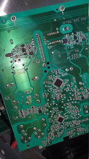 Foto einer grünen Leiterplatte mit elektronischen Bauteilen