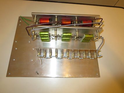 Aufbau mit Kondensatoren und Widerständen auf Metallplatten