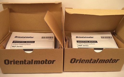 Zwei Kartons mit Betriebsanleitungen von Oriental Motor
