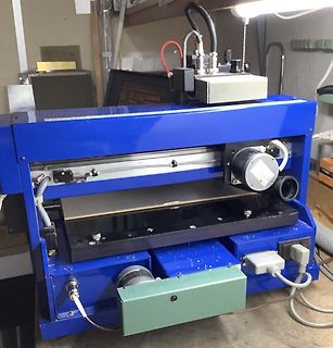 Blaues Laborgerät mit Motor und Gehäuse