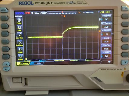Abfotografiertes Rigol DS1102Z Oszilloskop mit Signalverlauf
