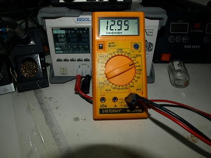 Multimeter und Rigol Netzteil auf Werkstatt-Tisch