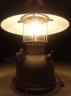 Leuchtende Petroleumlampe auf Tisch