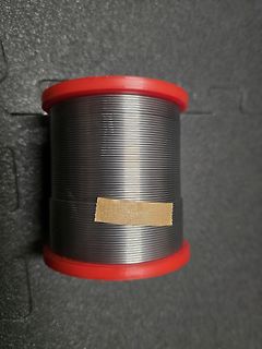 Spule mit Draht auf rotem Kunststoffkern