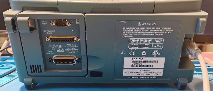 Rückseite eines Tektronix TDS1002 Oszilloskops