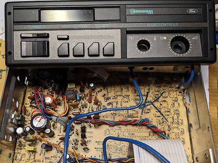 Offenes Ford Autoradio mit sichtbarer Leiterplatte