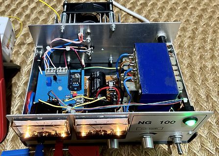 Innenansicht eines Labornetzteils mit Analoganzeigen