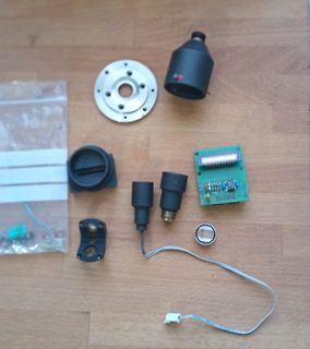Einzelteile eines elektronischen Geräts auf Holzuntergrund