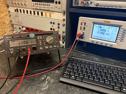 Messaufbau mit Multimeter und Fluke Messgerät