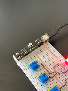 Mikrocontroller-Board auf Breadboard mit Potentiometern