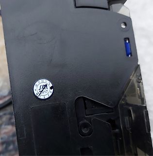 Gehäuse eines elektronischen Geräts mit Aufkleber