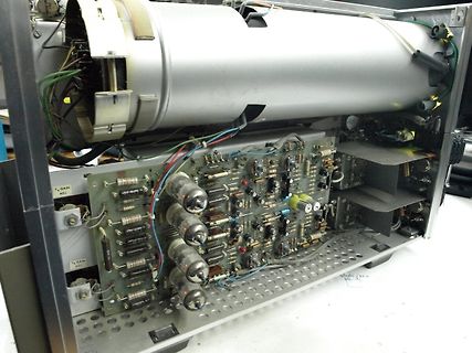 Innenansicht eines alten Röhrenradios oder Verstärkers