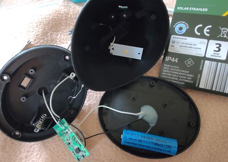 Innenansicht einer Solarleuchte mit Akku und Platine