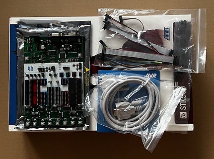AVR Development Board mit Zubehör und Kabeln