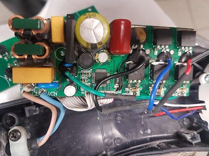 Nahaufnahme einer Leiterplatte mit elektronischen Bauteilen