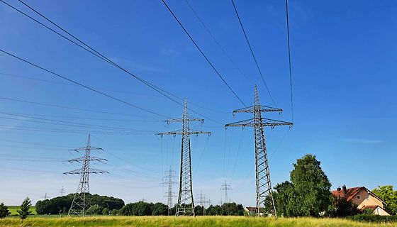 Hochspannungsmasten in einer Landschaft
