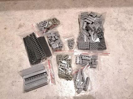 Graue LEGO-Technic-Bausteine in Plastikbeuteln