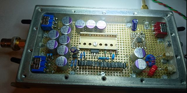 Innenansicht eines elektronischen Geräts mit Lochrasterplatine
