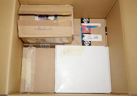 Karton mit Elektronikbauteilen