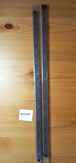 Zwei lange Leiterplatten auf Holzuntergrund