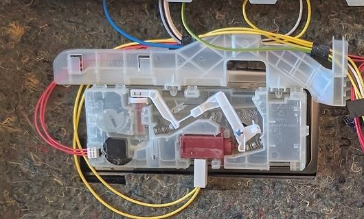 Innenansicht eines elektrischen Schalters oder Relaismoduls