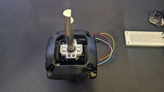 Offener Joystick mit Kabeln und Breadboard