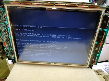 Abfotografierter alter Computerbildschirm mit Textausgabe