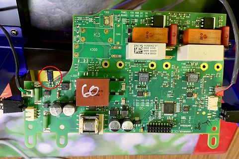 Leiterplatte eines Netzteils mit Kondensatoren und Transformatoren