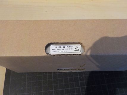 Typenschild eines Netzteils auf Karton