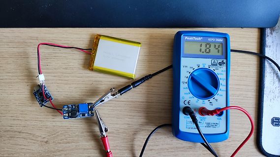 Messaufbau mit Multimeter, Akku und Leiterplatten