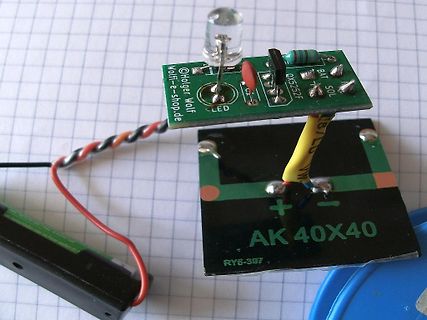 Aufbau zweier Leiterplatten mit LED und Batterie