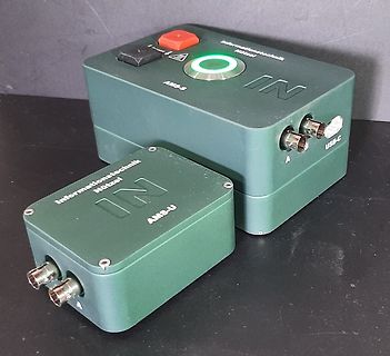 Zwei grüne Elektronikgehäuse mit USB-C Anschlüssen