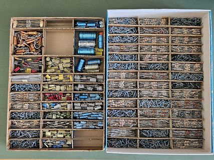 Sortiment an elektronischen Bauteilen in Boxen