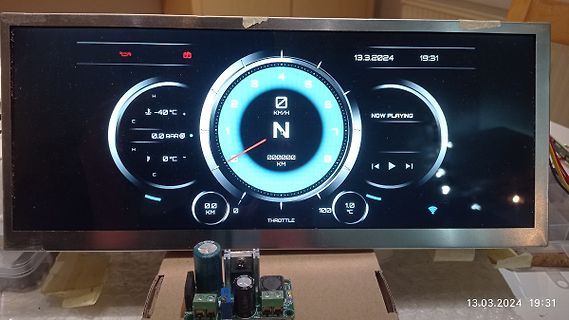 Digitales Fahrzeug-Display mit Elektronik-Aufbau
