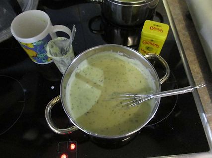 Topf mit Sauce auf Kochfeld