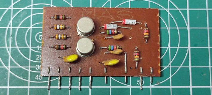 Foto einer kleinen Leiterplatte mit elektronischen Bauteilen
