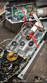Zerlegtes Elektrogerät mit Gehäuse und Getriebeteilen