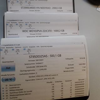Fotos von CrystalDiskInfo Software-Fenstern