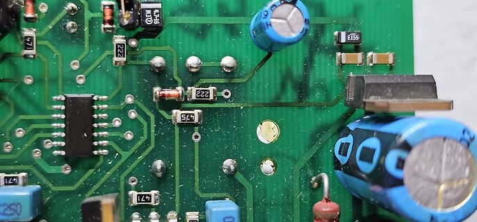 Nahaufnahme einer Leiterplatte mit elektronischen Bauteilen