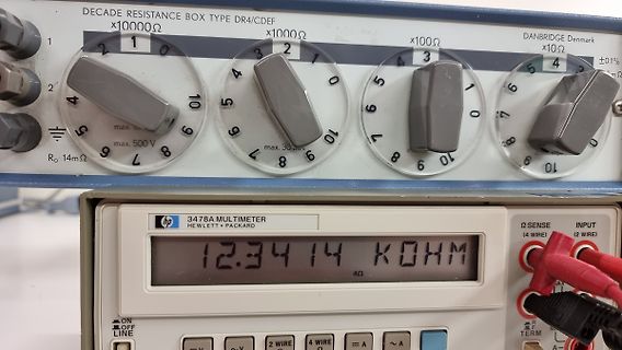 Widerstandsbox und Multimeter